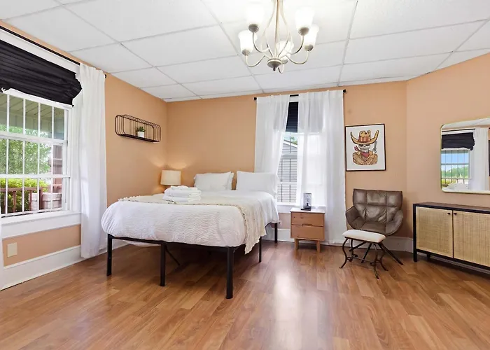 Hébergement de vacances Downtown 4br With Parking
