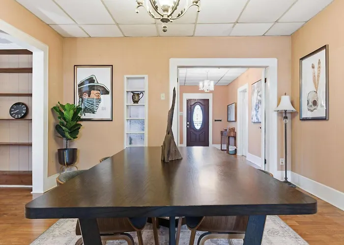 Hébergement de vacances Downtown 4br With Parking *
