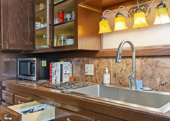 Downtown 4br With Parking *