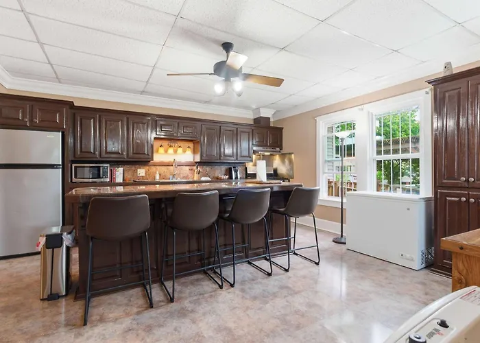 Hébergement de vacances Downtown 4br With Parking *