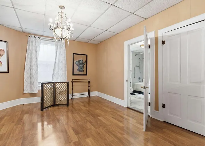 Hébergement de vacances Downtown 4br With Parking